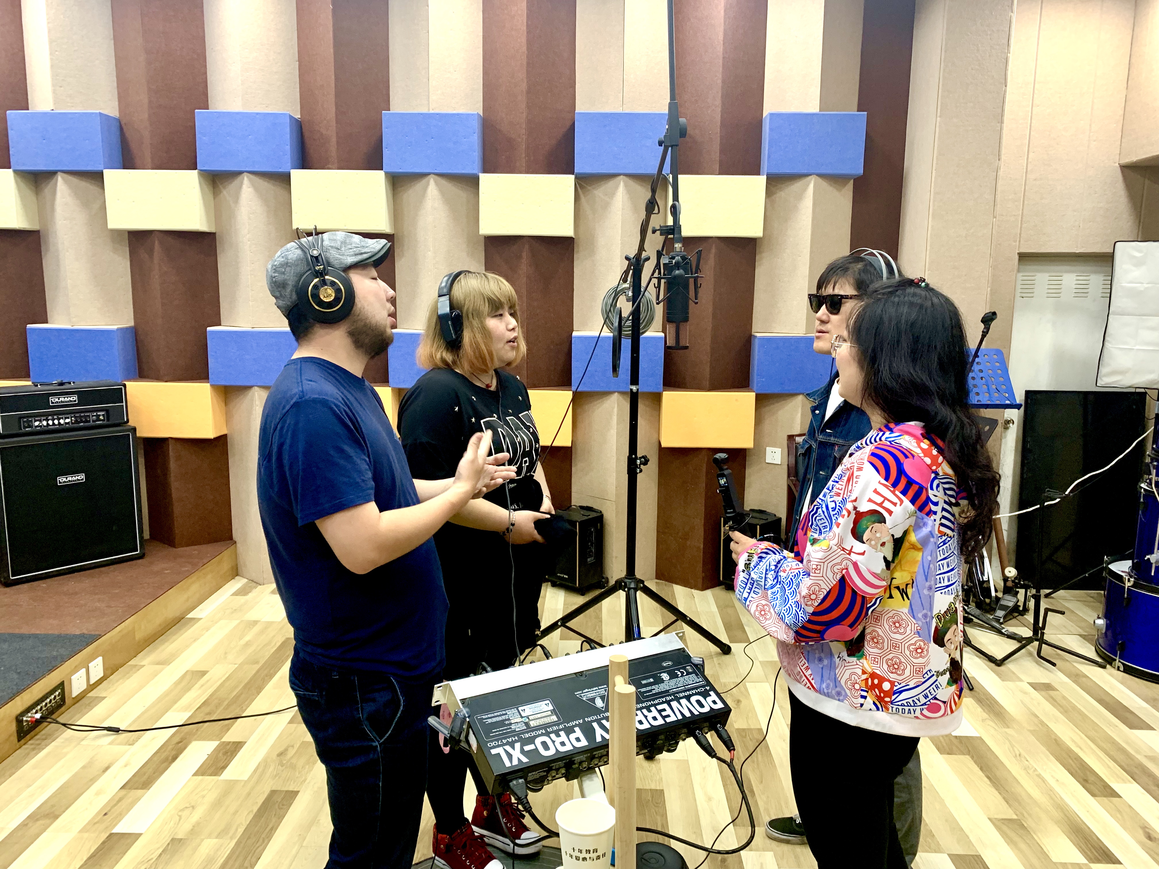 錄音棚單通道錄音，伴奏貼唱